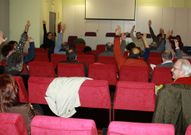 La asamblea toma las decisiones con votaci�n a mano alzada. 