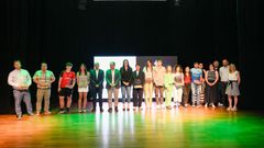 Foto de familia de los deportistas premiados en la Gala do Deporte de Lal&iacute;n y las autoridades municipales.