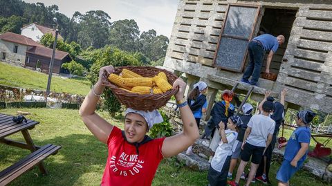 Alumnos del CEIP� Campanario participando en su tradicional mui�ada