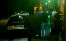 Los agentes aparcaron sobre la acera y se pusieron a multar