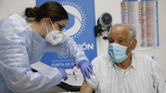 Un hombre se vacuna contra el coronavirus en el centro de salud de O Carballi�o. El Sergas seguir� inmunizando todos los festivos de la Semana Santa
