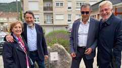 Solla e Devesa xunto ao mon�lito con dous dos asistentes ao acto.