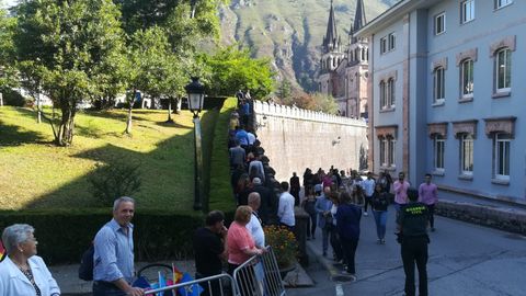 Asturianos y curiosos se renen en Covadonga para celebrar el Da de Asturias a la espera de la llegada de la familia real