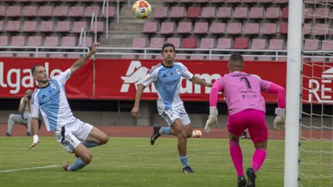 Maceira y Guisande, ante el portero del Racing Vilalb�s, Santom�