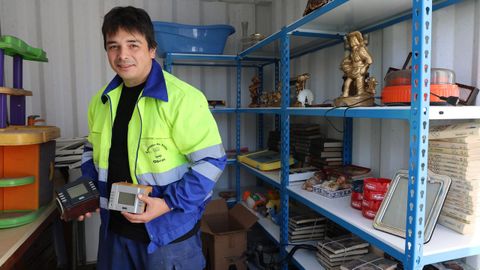 Un dos traballadores municipais con alg�ns dos obxectos depositados