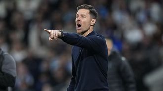 Xabi Alonso, dirigiendo un partido con el Real Madrid.