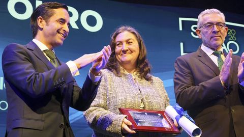 Anabel Bello, recibiendo de manos de los alcaldes su distinci�n.