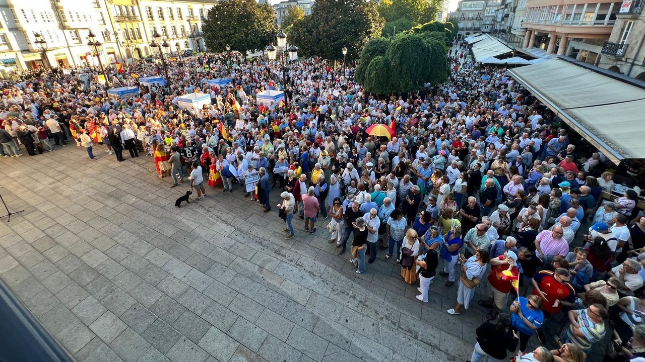 Miles de personas abarrotaron la Praza Maior para apoyar a Ceuta