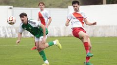 Jairo Campo, que formar� en la punta del ataque verde, se lleva un bal�n ante un futbolista del Mi�o. 