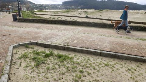 Una capa de arena recubre casi todo el paseo mar�timo