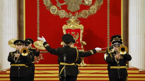 Músicos frente al trono del emperador