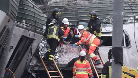 Angustioso rescate tras el descarrilamiento de un tren en Mil�n
