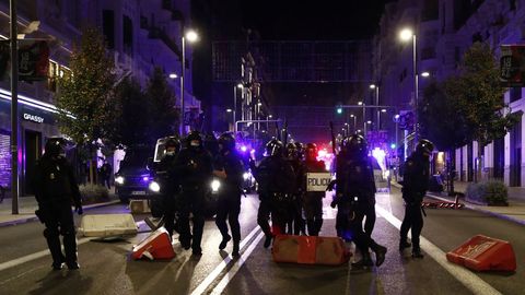 Miembros de la Polic�a Nacional recorren la Gran Via de Madrid 