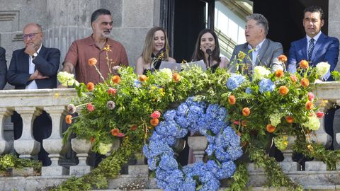 El subdelegado del Gobierno, el concejal de Festas, Susana Pedreira y Diana Lpez, el alcalde de Pontevedra y el presidente de la Diputacin, este sbado, en el balcn de la Casa Consistorial