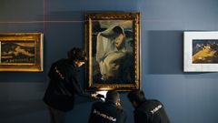 T�cnicos manipulan o lenzo de Joaqu�n Sorolla �Despu�s del ba�o, Asturias� (1904), da colecci�n Abanca.