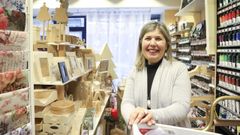 Silvana Li�ares lleva viviendo muchos a�os en Santiago y en el 2017 fund� El Taller de MaruSana, donde ofrece a lo largo del curso un gran abanico de actividades, as� como intensivos para aquellos que no pueden acudir semanalmente a las clases que dan en la r�a da Rosa. El negocio incluye una tienda de material para manualidades y tambi�n realizan trabajos personalizados.