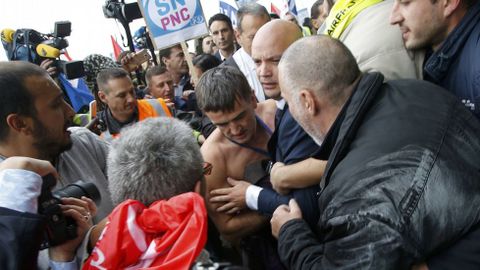 Mientras que el presidente de Air France, Frédéric Gagey, abandonaba de forma precipitada el lugar al ver entrar a los trabajadores, estos rodearon al director de recursos humanos, Xavier Broseta, a quien desgarraron la camisa.