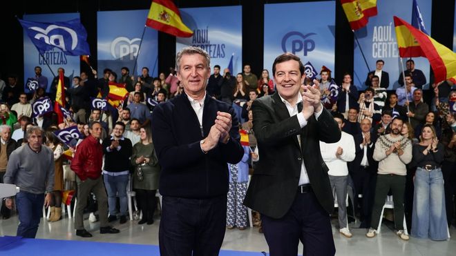 Feijoo y Ma&ntilde;ueco, durante un mitin de campa&ntilde;a.