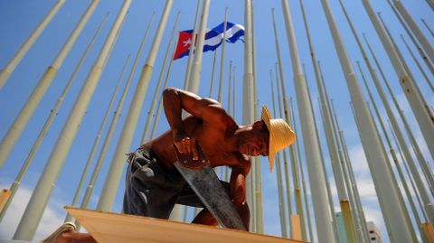 Trabajadores colocan una tarima ante la embajada de Estados Unidos en el Malecn de La Habana.