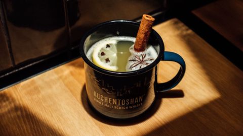 El Hot Apple Toddy es una versi�n del cl�sico Toddy. En vez de llevar agua va con zumo de lim�n