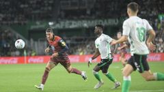 Escudero, en un lance del partido contra el Racing de Santander