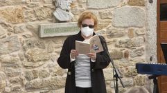 Fina Cousillas lee un poema de su libro, presentado el pasado 17 de mayo en O Couto, Ponteceso