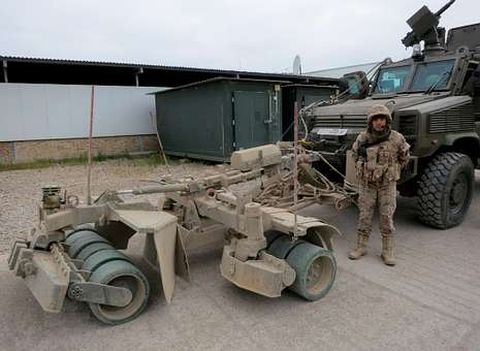 El sargento Mosteiro, ayer en la base delante del �roller�.