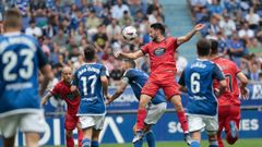 Bernal, al salto, en el Oviedo-Racing disputado en la primera vuelta en el Carlos Tartiere.
