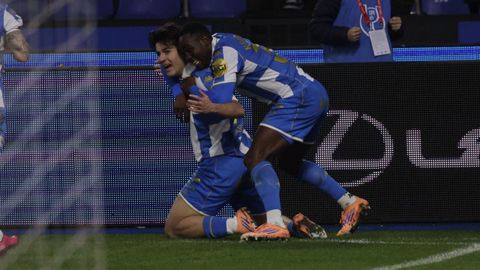 Bil Nsongo abraza a No� Carrillo en la celebraci�n del gol ante el Mallorca en Riazor