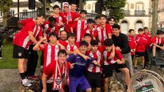 La plantilla laurentina, durante su celebraci&oacute;n en el parque de Vilanova.