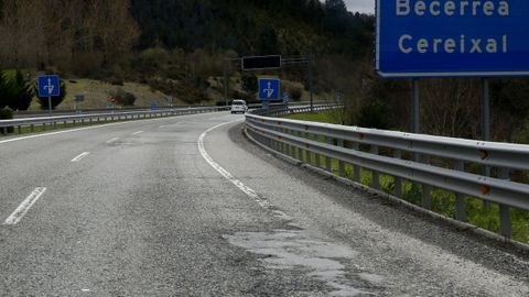 Subida de O Cereixal, con el carril derecho destrozado