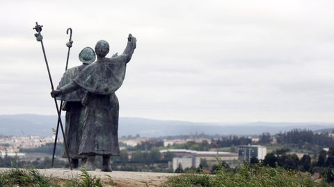 Statue of the two pilgrims in Monte do Gozo.