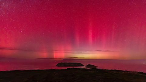 Auroras boreales esta noche desde el Cabo de San Adrin, en Malpica, con las Islas Sisargas al fondo