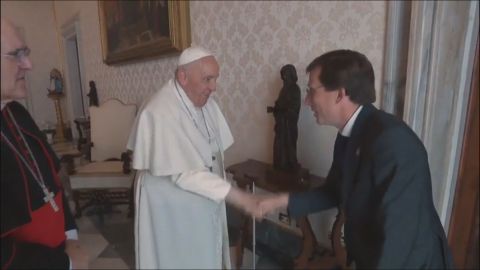 El papa Francisco saluda a Mart�nez-Almeida como �el heredero de la gran Manuela�