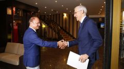El delegado de Ence en Galicia, Antonio Casal, con el conselleiro de Industria, Francisco Conde