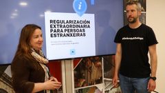 Rub�n Arroxo y Cristina L�pez presentaron la gu�a, que se podr� conseguir en el padr�n municipal.