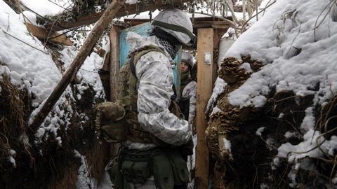 Dos soldados ucranianos en un punto de guardia en Donetsk