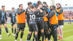 Los jugadores del Deportivo se abrazan tras el segundo gol ante el Rayo Majadahonda