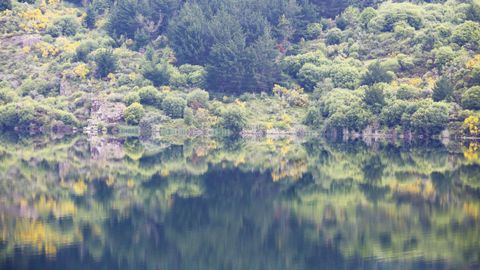 Imagen del lago de As Encrobas