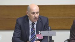 El decano de Ingenieros de Minas del Noroeste, Juan Jos� Fern�ndez D�az, durante su comparecencia hoy en la Junta General.