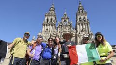Un grupo de peregrinos italianos reci�n llegados a Santiago, el jueves en la praza do Obradoiro.