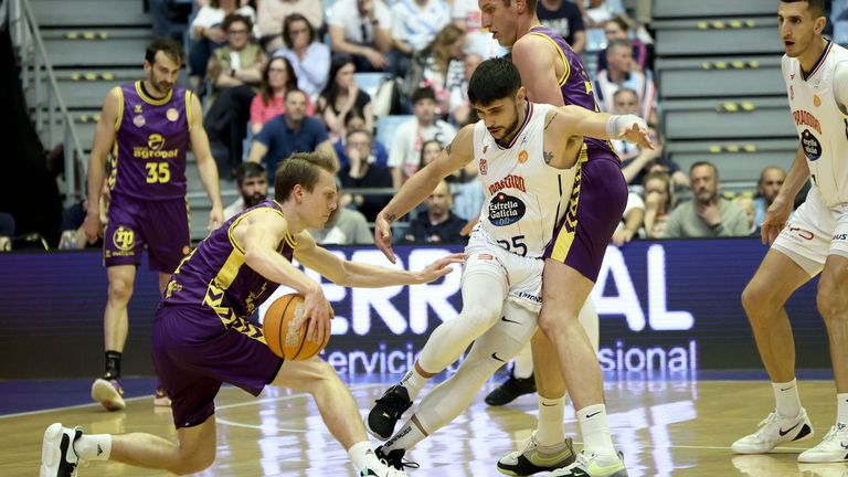 Sergi Quintela, en una acci�n defensiva ante Borg