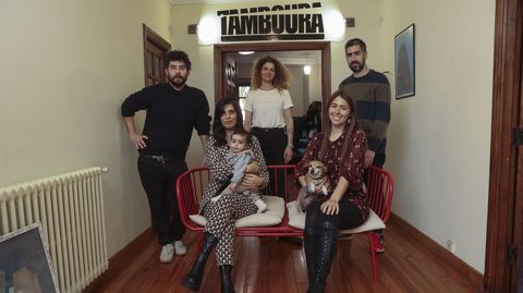 Parte del equipo de Tamboura Films, en su oficina de San Roque. La productora audiovisual fundada hace ya cinco aos por dos hermanos, Lautaro y Gael (en la foto, los primeros por la izquierda), estrena hoy en los cines con No somos nada, que de aqu al jueves se proyectar en ms de 70 salas de toda Espaa (incluida la Numax). Es muy emocionante y estresante a la vez, reconocen.