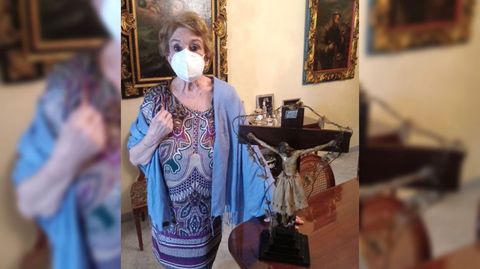 Mar�a del Pilar Dur�n Loriga Tojeiro, con la imagen religiosa, en su casa de Sevilla