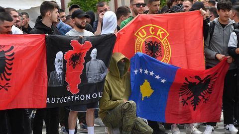 Albanokosovares se manifiestan en la regin de Mitrovica con banderas de Kosovo, Albania y la antigua guerrilla UCK.