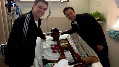 Kevin Ware, con Pitino en el hospital