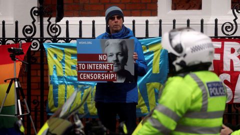 Manifestacin en apoyo de Assange ante la embajada de Ecuador en Londres