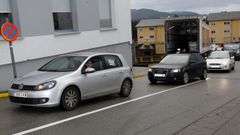 Caravana de coches en contra de la supresi�n del �rea sanitaria