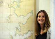 Anah� Otero en su residencia madrile�a junto a una antigua carta n�utica de las R�as Baixas.<span lang= gl > </span>