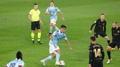 Gabri Veiga conduce, bajo la atenta mirada de Denis, en un partido ante el Bar�a